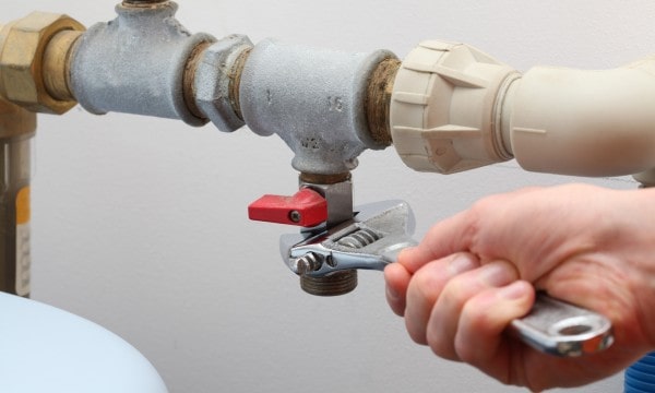 Comment réparer une fuite d’eau dans une salle de bain ?