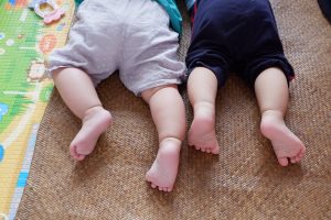 les pieds de deux bébé sur le sol pour définir le test ADN du sexe