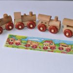 Train en bois avec une carte