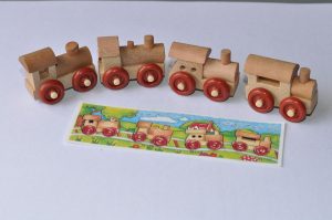 Train en bois avec une carte