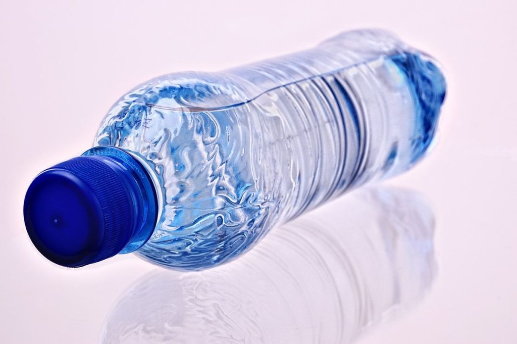 Bouteille d'eau en plastique bleu transparent avec bouchon bleu foncé