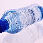 Bouteille d'eau en plastique bleu transparent avec bouchon bleu foncé