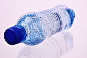 Bouteille d'eau en plastique bleu transparent avec bouchon bleu foncé